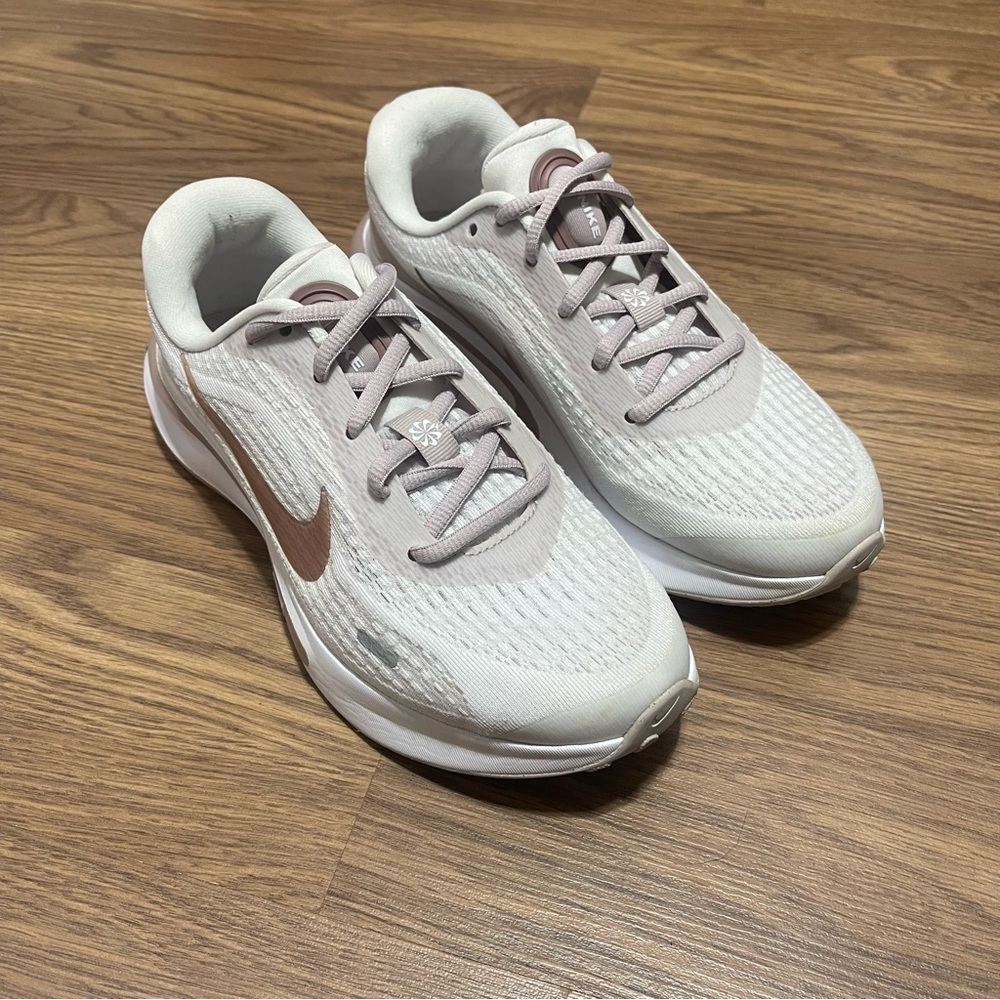 Nike JOURNEY RUN White/Mauve Women's Size 6 Athletic running Shoes -FJ7765-103